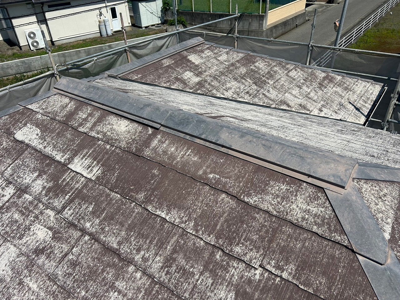 甲斐市で棟板金の部分的な交換工事を行い、屋根塗装前の補修が完了